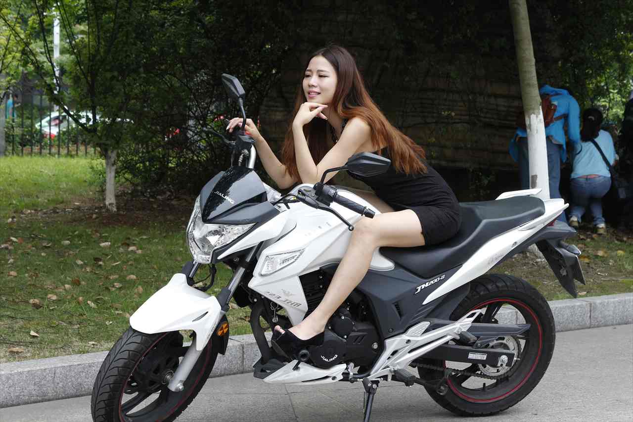 バイクにまたがるベトナム美女